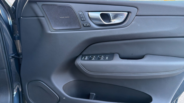 Volvo XC60 2.0 B5P Plus Dark 5dr AWD Geartronic Petrol Estate